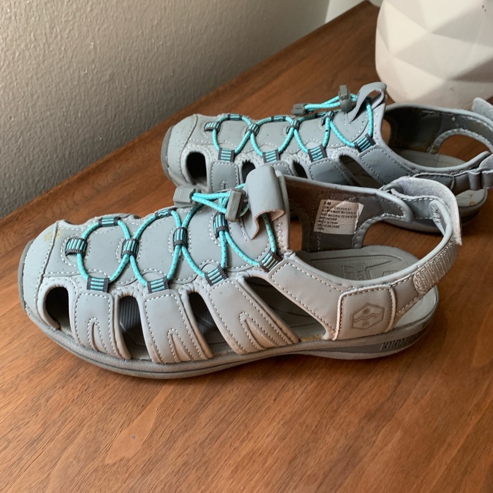 9M Kombu Women’s Athletic Water  Shoes - Great Condition!